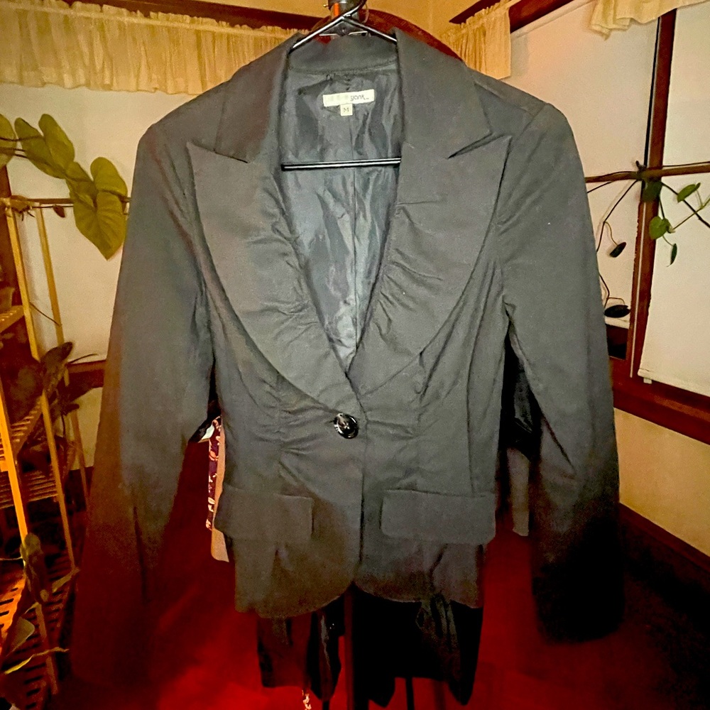 Women’s black tuxedo style short stretch jacket size M